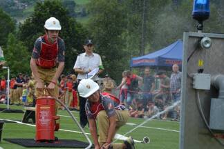 Teamwork im Hindernisparcours. Teamwork im Hindernisparcours.