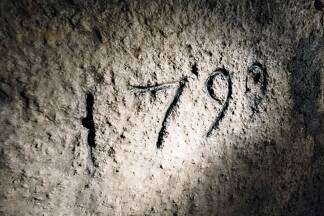 Hinweise auf Renovierungen finden sich an den W Hinweise auf Renovierungen finden sich an den W