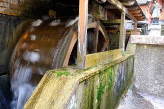Der Stiftsarm des Almkanals treibt bis heute das Wasserrad der Schwarzbrotbäckerei St. Peter an. Der Stiftsarm des Almkanals treibt bis heute das Wasserrad der Schwarzbrotbäckerei St. Peter an.