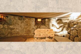 Der Todesengel schwebt entlang der Mauer. Eine „Zeitansage“ symbolisiert die Vergänglichkeit der Welt. 