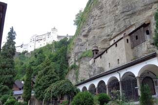 Hoch über dem Friedhof von St. Peter führt der Weg in die Katakomben. 