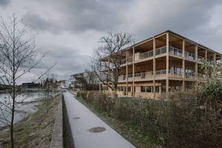 <strong>In Hallein</strong> wurde das aus dem Jahr 1967 stammende Gebäude der Bezirksbauernkammer abgerissen und durch einen Holzskelettbau ersetzt. 2022 wurde eröffnet. 