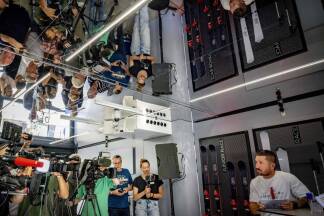 Marcel Hirscher gab in Zoetermeer in einer riesigen Skihalle Details zu seinem Comeback im August bekannt. Marcel Hirscher gab in Zoetermeer in einer riesigen Skihalle Details zu seinem Comeback im August bekannt.