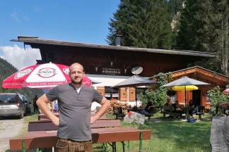 Alles ist wieder staubfrei – Gotthard Kaiser vor der Stockeralm. 