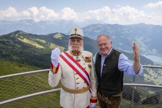 Namensgeber Kaiser Franz Joseph mit Erich Egger, Vorstand Schmittenhöhebahn AG. 