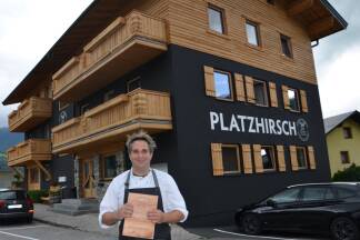 Der Platzhirsch bietet 30 Gästebetten und ein Gasthaus mit 120 Plätzen.  