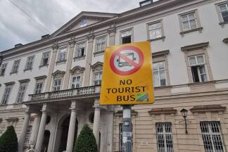 Vor dem Schloss Mirabell ist eine Tafel angebracht, um zu signalisieren, dass hier keine Reisebusse halten dürfen, um Touristen ein- oder aussteigen zu lassen. 