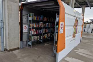 Bietet eine große Auswahl: Die Bücherecke des Abfallservice am Recyclinghof in Maxglan. Auch der dortige Re-Use-Container bietet Platz für Bücher. 