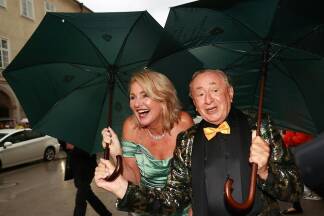 Richard Lugner mit Karin 'Zebra' Karrer vor Beginn der Premiere 'Macbeth' von Giuseppe Verdi am Samstag, 29. Juli 2023 in Salzburg. 