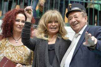Im Bild: Christina Lugner, Opernballgast Goldie Hawn und Richard Lugner am Mittwoch, 22. Februar 2017.  