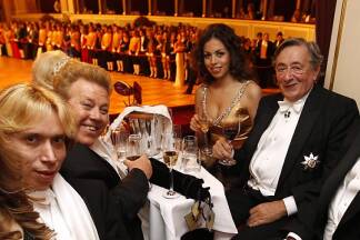 Im Bild v. l. n. r.: Künstler-Manager Helmut Werner, Schauspieler Zachi Noy, Opernballgast Karima El-Marough alias 'Ruby Rubacuore' und Richard Lugner im Jahr 2011. 