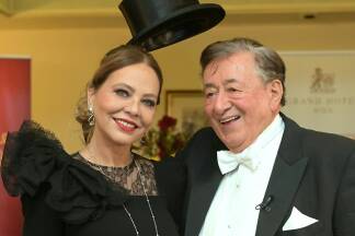 Richard Lugner kam 2020 mit Ornella Mutti zum Opernball.  