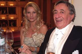 Promigast am Opernball: 19. Februar 2009 – Nicolette Sheridan („Desparate Housewives“) mit Richard Lugner.  