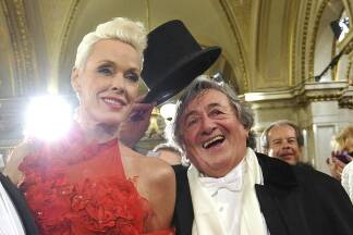 Promigast am Opernball 2012 – Brigitte Nielsen mit Richard Lugner.  