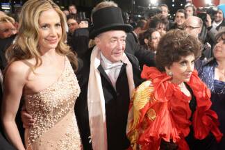 Promigäste am Opernball: 7. Februar 2013 – Mira Sorvino und Gina Lollobrigida mit Richard Lugner.  
