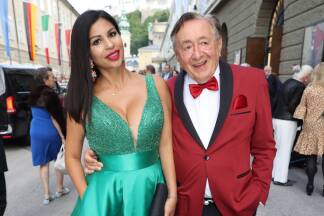 Vor der „Aida“-Premiere: Richard Lugner mit Nina Bruckner (genannt „Bambi“) im August 2022.  