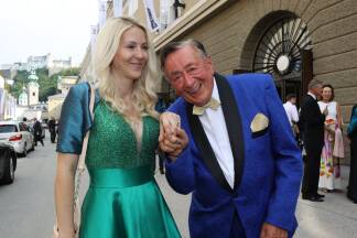 Vor der „Zauberflöte“-Premiere: Richard Lugner mit Simone Reiländer (genannt „Bienchen“) 2021, seine letzte Ehefrau.  