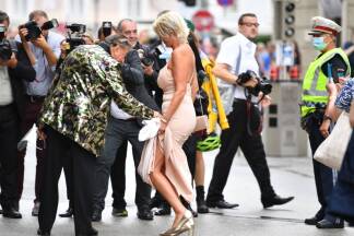 In der Coronazeit: Richard Lugner und Begleitung Karin Karrer posieren vor den Fotografen am 2. August 2020, auf dem Festspielprogramm stand die Premiere 'Cosi fan tutte'.  