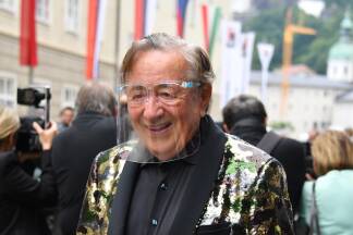 Richard Lugner kam mit transparentem Corona-Abwehrschild zur Festspielauffahrt.  