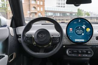 Ein wesentlich übersichtlicheres Cockpit im Mini Cooper SE. 
