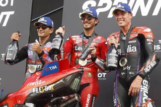 Jorge Martin (links), Francesco Bagnaia (Bildmitte) und Aleix Espargaró ließen sich nach dem Sprint gebührend feiern. Jorge Martin (links), Francesco Bagnaia (Bildmitte) und Aleix Espargaró ließen sich nach dem Sprint gebührend feiern.