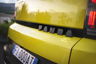 Auf dem Dach des berühmten Lingotto-Gebäudes in Turin begeht Fiat sein Jubiläum mit klassischem Blech und dem neuen Grande Panda.   Auf dem Dach des berühmten Lingotto-Gebäudes in Turin begeht Fiat sein Jubiläum mit klassischem Blech und dem neuen Grande Panda.