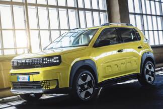 Auf dem Dach des berühmten Lingotto-Gebäudes in Turin begeht Fiat sein Jubiläum mit klassischem Blech und dem neuen Grande Panda.   Auf dem Dach des berühmten Lingotto-Gebäudes in Turin begeht Fiat sein Jubiläum mit klassischem Blech und dem neuen Grande Panda.
