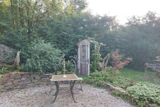Verschiedene Elemente gestalten den Garten abwechslungsreich. 