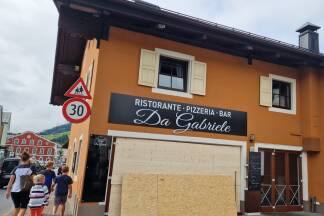 Montagvormittag: Die zertrümmerte Terrassentür wurde provisorisch abgedeckt.  Montagvormittag: Die zertrümmerte Terrassentür wurde provisorisch abgedeckt.