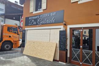 Montagvormittag: Die zertrümmerte Terrassentür wurde provisorisch abgedeckt.  Montagvormittag: Die zertrümmerte Terrassentür wurde provisorisch abgedeckt.