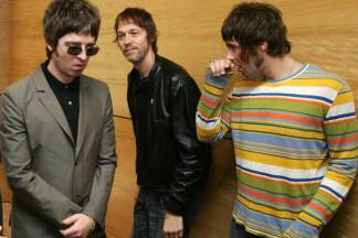 Noel (li) und Liam Gallagher (re) mit Oasis-Mitglied Andy Bell  Noel (li) und Liam Gallagher (re) mit Oasis-Mitglied Andy Bell