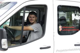Elvin ist im dritten Lehrjahr zum Hochbauer beim Bau, Holz und Immobilienunternehmen Hillebrand.  