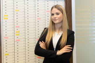 Selma ist im 2. Lehrjahr zur Bankkauffrau beim Raiffeisenverband Salzburg.  