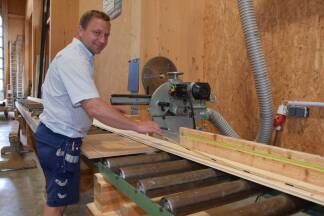 Holzbaumeister Michael Gmachl legt selbst auch Hand an.   Holzbaumeister Michael Gmachl legt selbst auch Hand an.