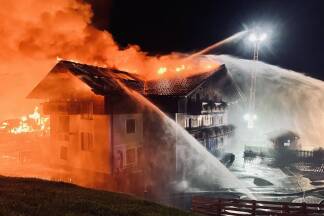 Großbrand in der Nacht auf Samstag (31. August 2024) Forstau. 