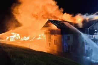 Großbrand in der Nacht auf Samstag (31. August 2024) Forstau. 