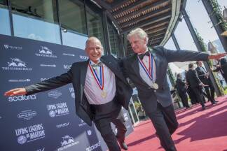 Der Schweizer Psychiater Bertrand Piccard mit dem amerikanischen Piloten ShaneLundgren.  Der Schweizer Psychiater Bertrand Piccard mit dem amerikanischen Piloten ShaneLundgren.