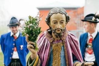 Palmsonntag in Puch: Ein hölzerner Esel zieht durch den Ort