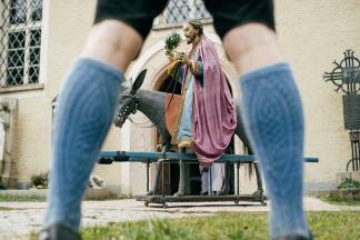 Palmsonntag in Puch: Ein hölzerner Esel zieht durch den Ort