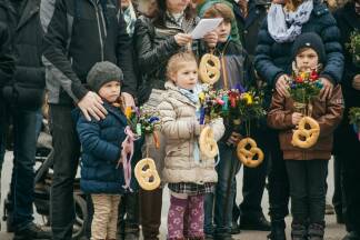 Palmsonntag in Puch: Ein hölzerner Esel zieht durch den Ort