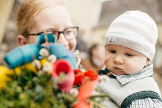 Palmsonntag in Puch: Ein hölzerner Esel zieht durch den Ort