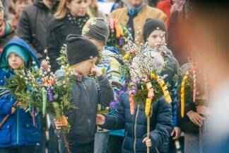 Palmsonntag in Puch: Ein hölzerner Esel zieht durch den Ort