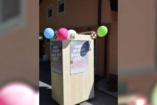 In der Kinderwahlkabine durften die Mädchen und Buben des SOS-Kinderdorfs Seekirchen am Festtag „wählen“. In der Kinderwahlkabine durften die Mädchen und Buben des SOS-Kinderdorfs Seekirchen am Festtag „wählen“.