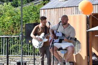 David Penninger vom SOS-Kinderdorf Seekirchen (r.) und der Künstler Leo Golser führten bei der 60-Jahre-Feier den selbstgeschriebenen Song „Herzschlag“ auf. David Penninger vom SOS-Kinderdorf Seekirchen (r.) und der Künstler Leo Golser führten bei der 60-Jahre-Feier den selbstgeschriebenen Song „Herzschlag“ auf.