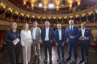 Susanne Dickstein (Chefredakteurin der „Oberösterreichischen Nachrichten“), Neos-Chefin Beate Meinl-Reisinger, Vizekanzler Werner Kogler (Grüne), SPÖ-Chef Andreas Babler, FPÖ-Chef Herbert Kickl, Bundeskanzler Karl Nehammer (ÖVP) und Manfred Perterer (Chefredakteur der „Salzburger Nachrichten“). 