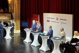 „Großer Schlagabtausch“ im Salzburger Landestheater: Bundeskanzler Karl Nehammer (ÖVP), SPÖ-Chef Andreas Babler, FPÖ-Chef Herbert Kickl, Vizekanzler Werner Kogler (Grüne) und Neos-Chefin Beate Meinl-Reisinger. 