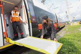 Die Rollstuhlrampe wird überprüft. 