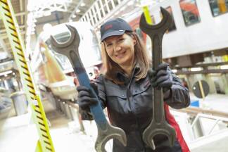 Die SN-Redakteurin in der ÖBB-Werkstatt. 
