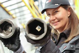 Die SN-Redakteurin in der ÖBB-Werkstatt. 