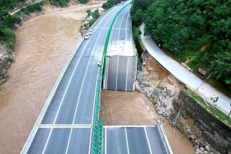 In der chinesischen Stadt Shangluo in der nördlichen Provinz Shaanxi war am 19. Juli eine Autobahnbrücke aufgrund von heftigen Regenschauern und Überflutungen eingestürzt. Das Unglück kostete 38 Menschen das Leben. 